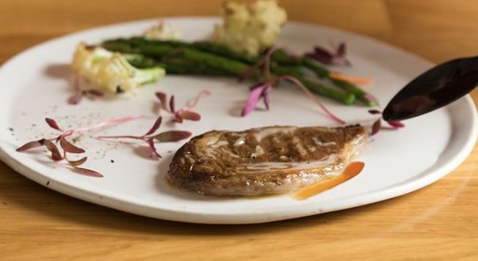 Ein Rindsteak, das im Labor gezüchtet wurde, könnte bald schon in Schweizer Restaurants auf dem Teller liegen... (Bild © AlephFarms/Instagram)