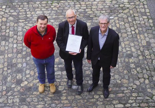 Gerhard Lob umrahmt von Jurypräsident Peter Moor (r.) und Vereinsvizepräsident Silvain Meillasson…     (Bild: zVg)