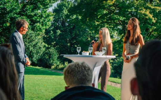 Peter Hossli, Leiter Ringier Journalistenschule, im Gespräch mit den Jouschu-Absolventinnen Yara Vettiger und Vanessa Nyfeler (Foto: zVg / © Mattia Coda)