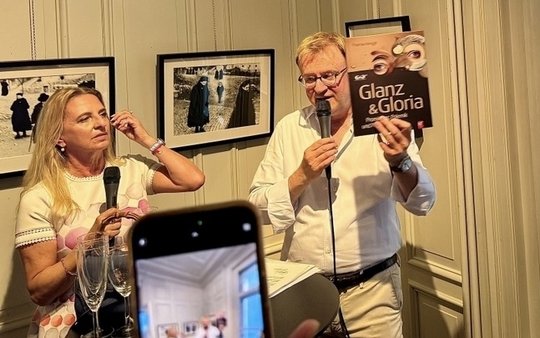 Gratis-Bücher am VIP-Anlass: Claudio Righetti (r.) und Paola Biason treiben Verleger Lukas Heim zur Weissglut...     (Bild: zVg)