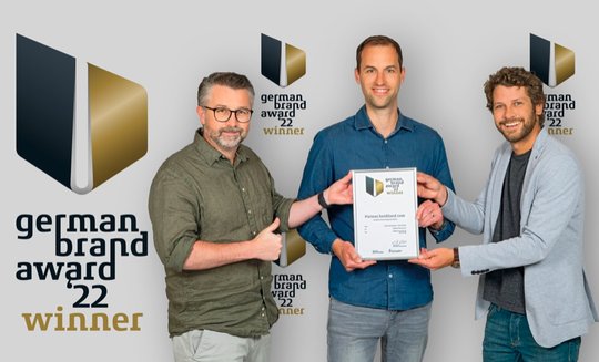 Freude herrscht im Heidiland-Team: Stephan Meyer, Leiter Marketing Service, Adrian Pfiffner, Leiter Unternehmenskommunikation, und Orlando Bergamin, Geschäftsführer (von links) (Bild zVg)