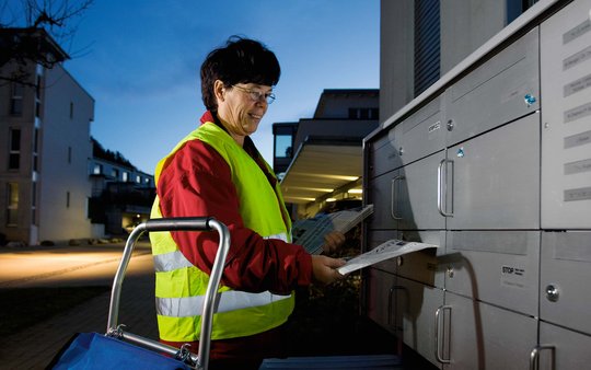 Neu verdienen die Werbeverträger der Post fünf Prozent mehr und damit 18.27 Franken pro Stunde... (Bild: © Post)