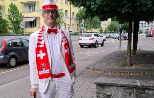 Aufwendig war das Lackieren der Fingernägel. Gekrönter Fan der Schweizer Fussballerinnen: Niklaus Mäder aus Bern...    (Bild: Amazon/zVg)