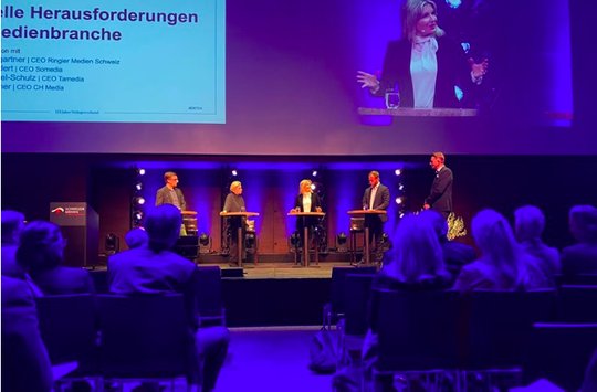 Thomas Kundert (Somedia), Ladina Heimgartner (Ringier), Jessica Peppel-Schulz (Tamedia) und Michael Wanner (CH Media) (v.l.) waren sich einig: Die digitale Transformation geht ins Geld, Sparen ist ein Muss... (Bild © VSM)