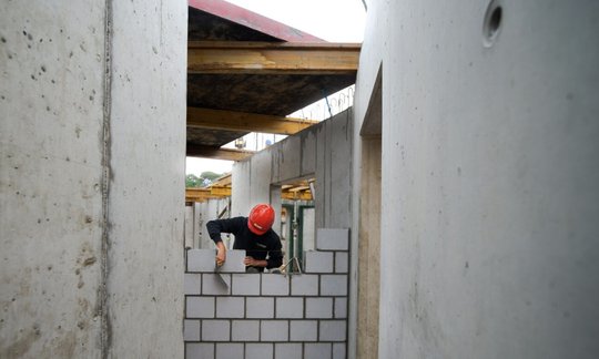 Zwischen Baustelle und Fernsehstudio scheint der Zusammenhang dünn. Hingegen zahlen Bauunternehmer bis zu maximal 49'925 Franken pro Jahr SRG-Gebühren... (Bild: zVg)