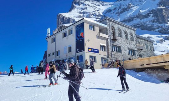 APG am Berg: Plakatwerbung am Fusse des berühmten Dreigestirns Eiger, Mönch und Jungfrau... (Bild: zVg)