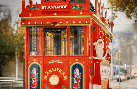 Seit 1958 gehört das rot glänzende Tram mit dem «Samichlaus» am Steuer zur Adventszeit... (Bild: zVg)