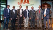 Das Gesamtpräsidium des VSM, das ausschliesslich aus Männern besteht: Beat Lauber, Gilbert Bühler, Andrea Masüger, Peter Wanner, Präsident Pietro Supino, Christof Nietlispach und Hanspeter Kellermüller... (© VSM)