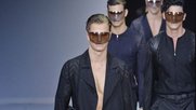 Auch kreativ gestaltete Masken genügen nicht mehr...               (Bild: Armani)