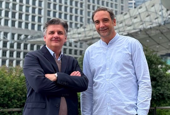 Jens Schmitz (r.), geschäftsführender Gesellschafter der Pressrelations GmbH, mit seinem neuen Büroleiter in Paris, Christophe Dickès... (Bild: zVg)