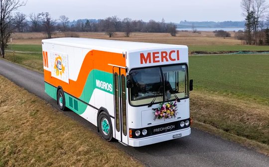 Der «Merci Bus» kommt auch dort vorbei, wo die Migros mit Kampagnen selten hinkommt... (Bild: zVg)