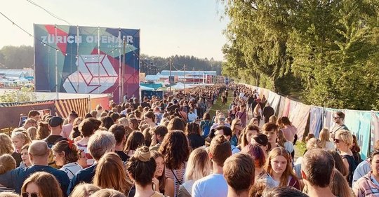 Die Fans vor dem Openair-Geländer in Rümlang/Glattbrugg...    (Bild: ZOA/zVg)