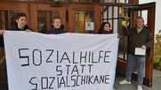 Junge Grüne überreichten die Knigge-Lektüre.