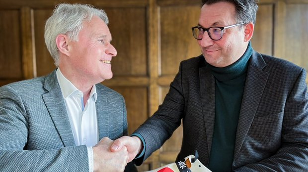 Christoph Clavadetscher (l.) übergibt nach fünf Jahren an der Spitze des Verwaltungsrats an Thomas Bähler…  (Bild: Gossweiler Media/zVg)