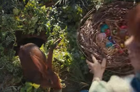 Eine spannende Verfolgungsjagd mit überraschendem Happy End für Tochter Clara… (Bild: Screenshot Coop TV-Spot Ostern 2024)