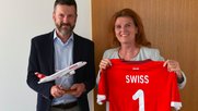 Trikot-Tausch: SFV-Generalsekretär Robert Breiter und Heike Birlenbach, Chief Commercial Officer der Swiss... (Bild: zVg)