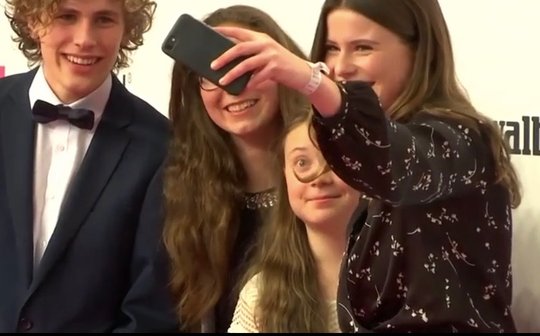 Gala in Berlin: Alle wollen mit Greta Thunberg aufs Selfie