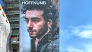 Hoffnungsvolles Megaposter am Baugerüst des Kirchgemeindehauses Wipkingen an der vielbefahrenen Zürcher Rosengartenstrasse... (Bild: zVg)