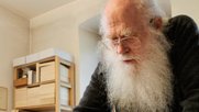 Herman de Vries reibt Erde auf Papier