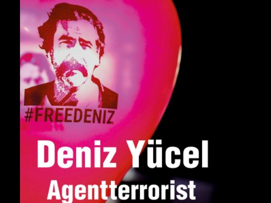 Buchcover eines Werks von Deniz Yücel mit seiner «Geschichte über Freiheit und Freundschaft, Demokratie und Nichtsodemokratie»…            (Cover: KiWi-Verlag)