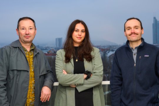 Portal-Gründer und -Leiter Bernhard Odehnal (l.) mit der Journalistin Naz Küçüktekin und dem Fotographen Christopher Mavrič... (Bild: zVg)