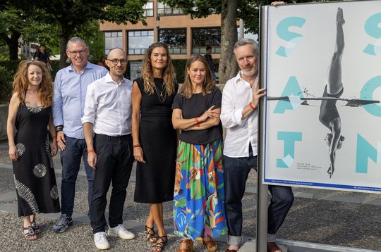 Von der APG Catia Natazzi und Christian Gotter; Gérôme Grollimund, Museum für Gestaltung Zürich, Nadja Mühlemann, Corporate Communications APG. Vom Museum für Gestaltung Zürich: Clelia Kanai, Makrom, und Direktor Christian Brändle. (v.l. Bild: B. Huber)