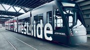 In elegantem Schwarz ohne knalligen Farben kurvt das neue Branding-Tram durch die Hauptstadt... (Bild: zVg)