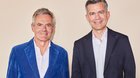 Rainer Esser (l.) gibt Verlagsleitung nach 27 Jahren in die Hände des derzeitigen Chief Commercial Officer Nils von der Kall... (Bild: zVg)