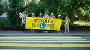 Verlangsamen reicht nicht: «Stoppen Sie Ihr Fahrzeug immer, wenn ein Kind die Strasse überqueren möchte», mahnt die Kampagne. (Bild zVg)