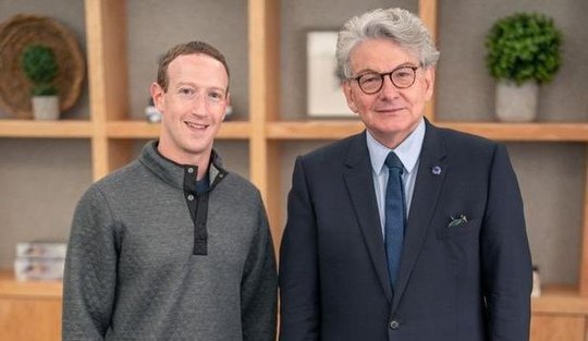 Meta CEO Mark Zuckerberg und EU-Kommissar Thierry Breton demonstrieren Einigkeit beim Treffen rund um die nötigen Regulierungen für KI...     (Bild: Twitter/@ThierryBreton)