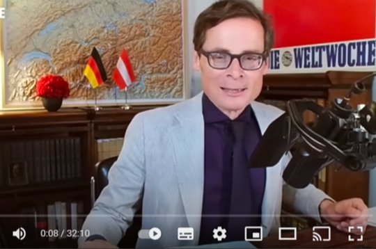 «Grüezi mitenand», begrüsst Roger Köppel seine Zuschauer, «liebe Freunde, vor allem aus Deutschland und Österreich!» (Bild Screenshot Klein Report)