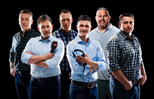 Das SRF-Schwing-Team mit Experte Adrian Käser, Moderator Sascha Ruefer, Experte Matthias Sempach, Kommentator Stefan Hofmänner und den beiden weiteren Schwing-Experten Christian Stucki und Jörg Abderhalden... (Bild: © SRF)