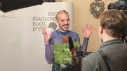 «Behind the scenes: Kim de l‘Horizon hat gerade Interviews gegeben und jetzt geht es wohlverdient ans Feiern», twittert das Team des Deutschen Buchpreises...