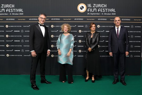 Artistic Director Christian Jungen, Stadtpräsidentin Corine Mauch, Regisseurin Bettina Oberli, Bundesrat Alain Berset am Eröffnungsabend…  (Bild ZFF)