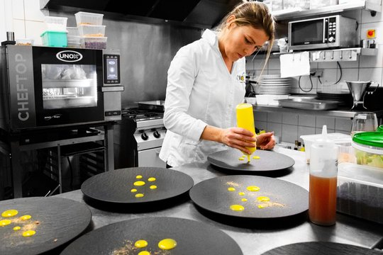 Claire Vallée, die Köchin im «ONA», glaubt an eine neue «nouvelle cuisine» für Frankreich…             (Bild: Guide Michelin, Maxime Gautier)