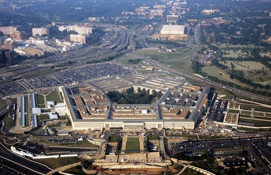 Die Zeit läuft schnell im Bereich der digitalen Entwicklung. Das Pentagon muss die Anforderungen an seine Systeme anpassen...             (Bild: NBC) 