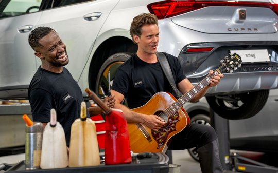 Songs schreiben kann er, Auto bauen nicht so gut: Bastian Baker zeigt, was er nicht kann... (Bild: zVg)