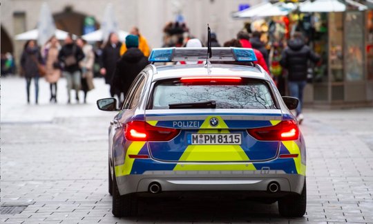 Auch Polizisten wurden von dem jungen Mann beschimpft: Polizeiauto auf dem Münchner Marienplatz (Bild Screenshot BR)