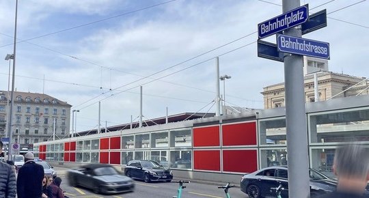 Am Zürcher Bahnhofplatz vermarktet die Allgemeine Plakatgesellschaft ab dem 1. August die 64 Leuchtplakate… (Bild: zVg)