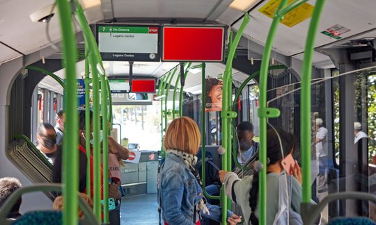 In 80-Sekunden-Blöcken flimmern die Werbebotschaften über die neuen Bildschirme in den Bussen... (Bild: APG)