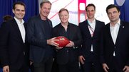 Claudius Senst, Mathias Döpfner (Axel Springer) mit Roger Goodell, Alexander Steinforth und Gerrit Meier (NFL) beim Super Bowl LX 2026 (v.l.) (zVg)