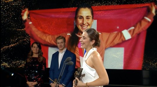 «Bin überglücklich»: Tennisspielerin Belinda Bencic ist Sportlerin des Jahres, Skirennfahrer Marco Odermatt Sportler des Jahres...     (Bild: © SRF Screenshot)