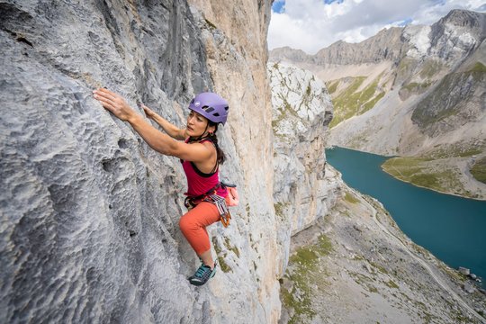 Die Spitzenkletterin Katherine Choong bei einem echten Stunt für Bächli Bergsport…   (Screenshot Evoq)