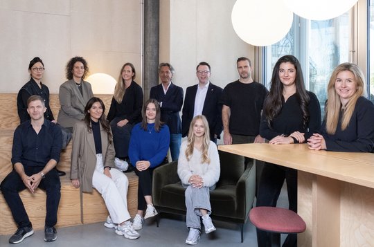 Die fusionierte Truppe: In der Mitte Adriano Pirola (4. von l.) neben Fabian Villiger, Agenturbesitzer und Inhaber von Radio Zürisee...    (Bild: zVg)