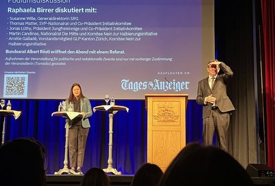 Wo laufen sie denn? Der krisenerprobte Berner Oberländer schaut erst einmal ins Land oder hier in den Zürcher Kaufleuten-Saal...    (Bild:  © Klein Report)