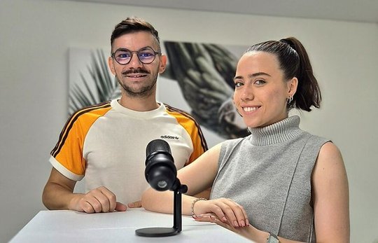 Mathias Milanov und Clarissa Pankasz führen durch den Podcast…      (Bild © Gemeinde Glarus)