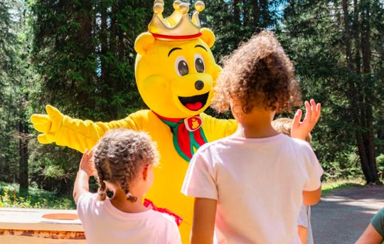 Das Maskottchen der Snack-Marke erwacht auf einem Waldspielplatz zum Leben... (Bild: zVg)