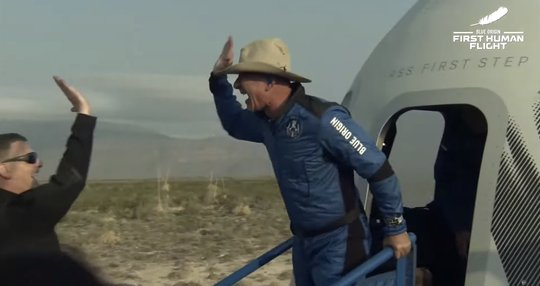 Zuerst mal High Five: Der Cowboyhut tragende Hobby-Astronaut Jeff Bezos ist zurück auf Planet Erde... (Bild: Blue Origin)