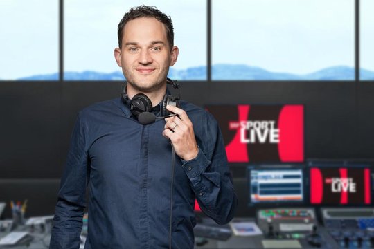 Ob Hintergrundrecherche, Matchzusammenfassung oder Radioeinschaltung: Silvan Schweizer schätzt die Abwechslung in seinem Job...              (Bild: SRF)