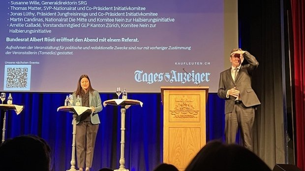 Wo laufen sie denn? Der krisenerprobte Berner Oberländer schaut erst einmal ins Land oder hier in den Zürcher Kaufleuten-Saal... (Bild: © Klein Report)